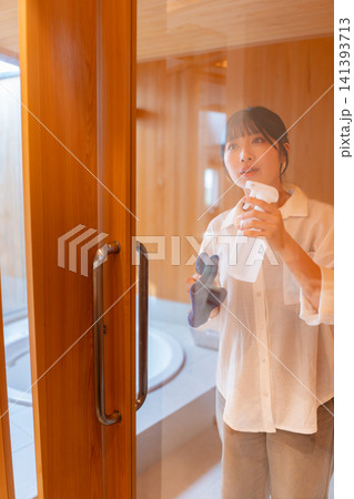 風呂の掃除をする主婦 141393713