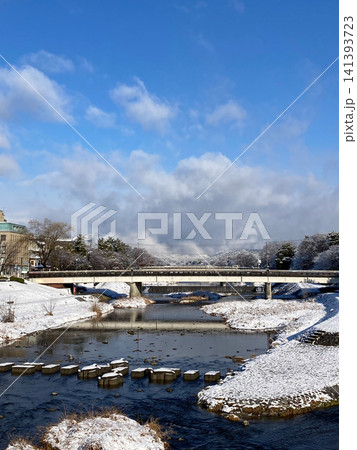 雪が積もった冬の鴨川デルタ 141393723