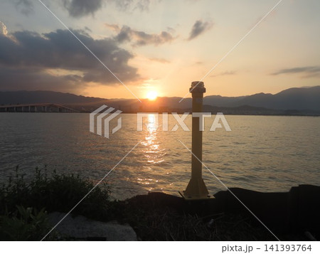 夕日に照らされる琵琶湖と琵琶湖大橋 141393764