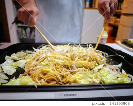 焼きそばの調理　屋台 141393908