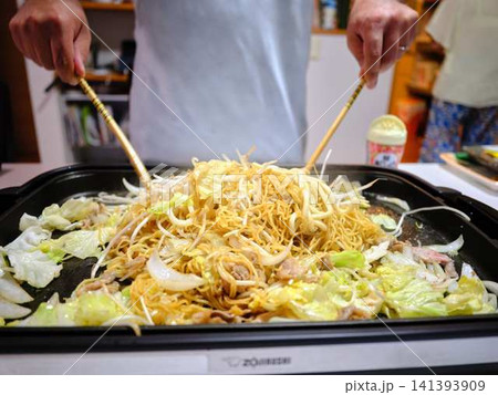 焼きそばの調理　屋台 141393909