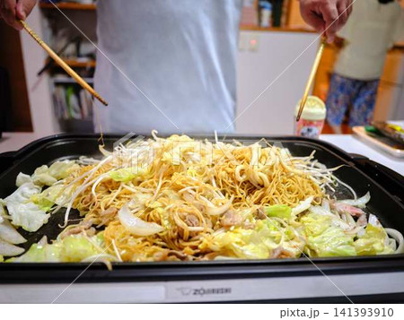 焼きそばの調理　屋台 141393910