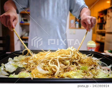 焼きそばの調理　屋台 141393914