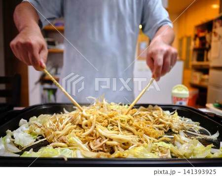 焼きそばの調理　屋台 141393925