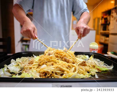 焼きそばの調理　屋台 141393933