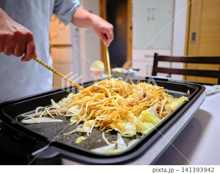 焼きそばの調理　屋台 141393942