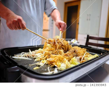 焼きそばの調理　屋台 141393943