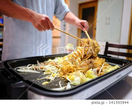 焼きそばの調理　屋台 141393944