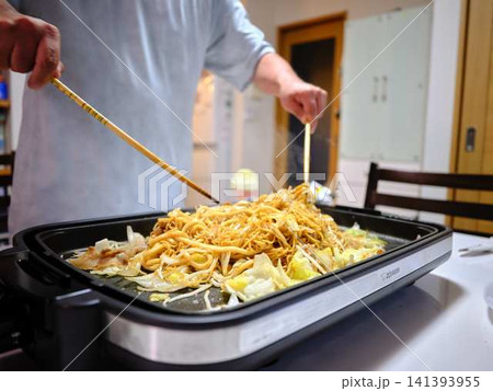 焼きそばの調理　屋台 141393955