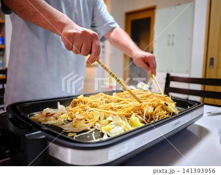 焼きそばの調理　屋台 141393956