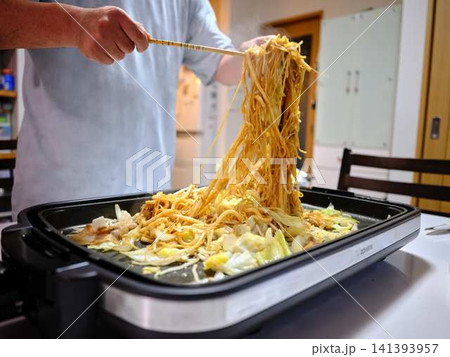焼きそばの調理　屋台 141393957