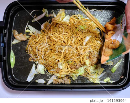 焼きそばの調理　屋台 141393964