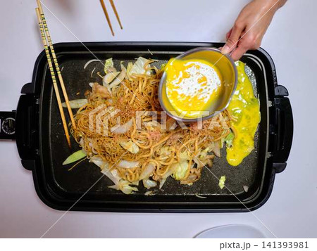 焼きそばの調理　屋台 141393981