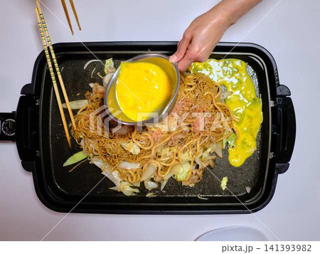 焼きそばの調理　屋台 141393982
