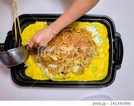 焼きそばの調理　屋台 141393990