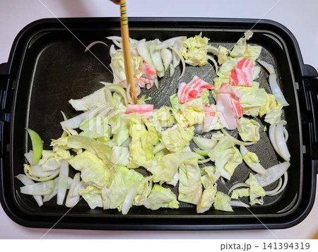フライパンで調理している豚肉の野菜炒め 141394319