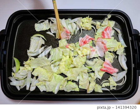 フライパンで調理している豚肉の野菜炒め 141394320