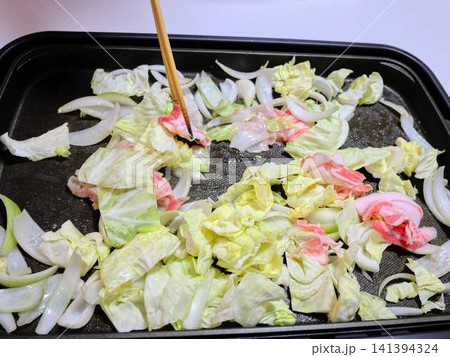 フライパンで調理している豚肉の野菜炒め フライパンで調理している豚肉の野菜炒め 141394324