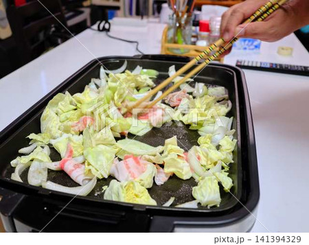 フライパンで調理している豚肉の野菜炒め 141394329