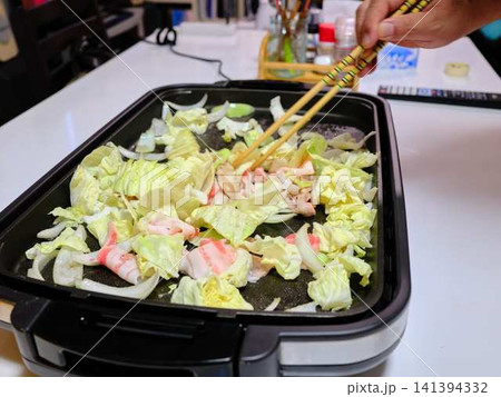 フライパンで調理している豚肉の野菜炒め 141394332