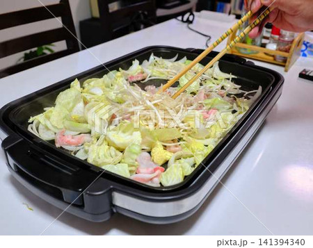 フライパンで調理している豚肉の野菜炒め 141394340