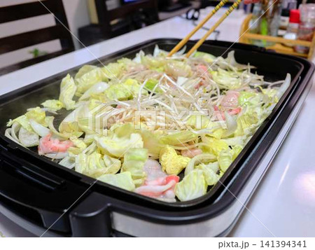 フライパンで調理している豚肉の野菜炒め フライパンで調理している豚肉の野菜炒め 141394341