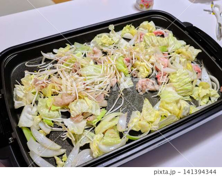フライパンで調理している豚肉の野菜炒め 141394344