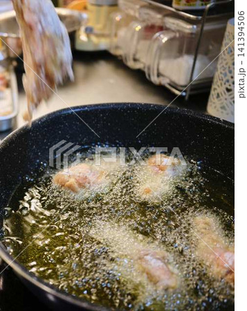 鶏の唐揚げを揚げる 141394506