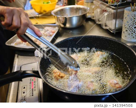 鶏の唐揚げを揚げる 141394508