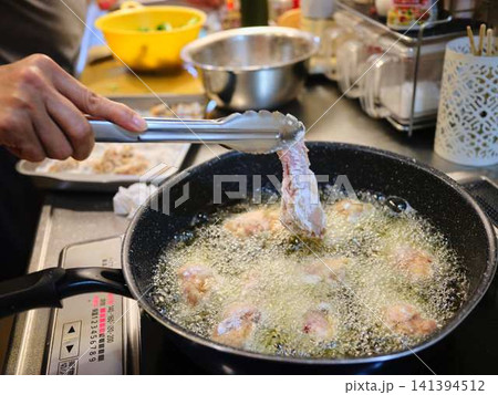 鶏の唐揚げを揚げる 141394512