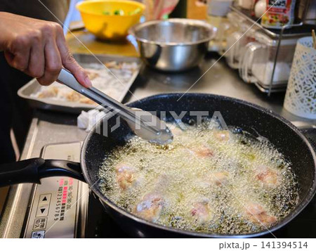 鶏の唐揚げを揚げる 141394514
