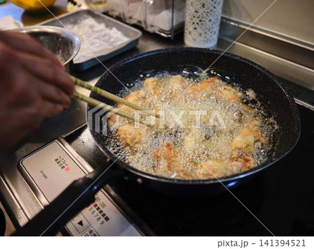 鶏の唐揚げを揚げる 141394521