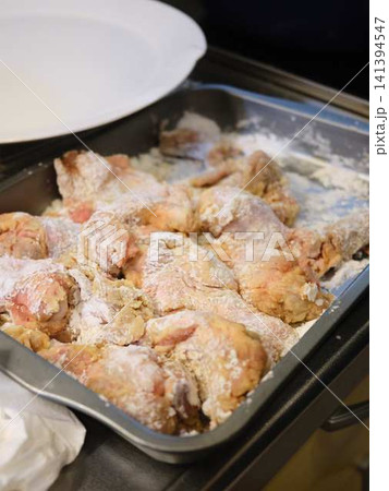 鶏の唐揚げ、味付けと粉をまぶす下ごしらえ 141394547