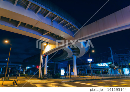 近未来的な青とオレンジの光に照らされる大曽根駅とゆとりーとライン高架橋の夜景 近未来的な青とオレンジの光に照らされる大曽根駅とゆとりーとライン高架橋の夜景 141395144