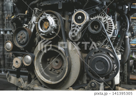自動車エンジンルーム内のプーリーとベルトの接写 自動車エンジンルーム内のプーリーとベルトの接写 141395305