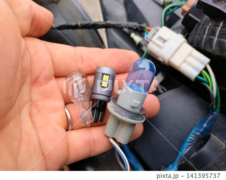 テールランプのLEDとハロゲンの形状比較 141395737