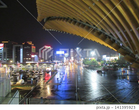 台湾の花蓮駅の曲線的なルーフと夜の街並み 台湾の花蓮駅の曲線的なルーフと夜の街並み 141395923
