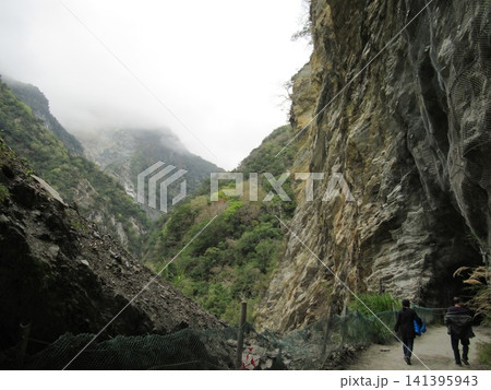 台湾の太魯閣渓谷の雲がかかる山々と白楊歩道の風景 台湾の太魯閣渓谷の雲がかかる山々と白楊歩道の風景 141395943