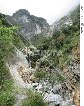 台湾の太魯閣国家公園の大理石の峡谷を流れ落ちる白楊瀑布 141395949