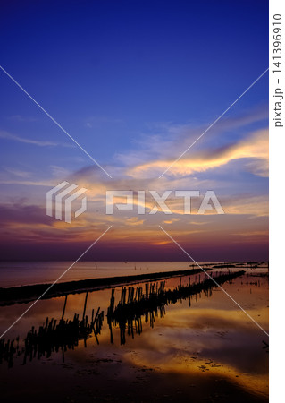 Vibrant Sunset Over Serene sea with Stunning Sky Reflection Vibrant Sunset Over Serene sea with Stunning Sky Reflection 141396910