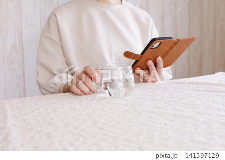 スマホを操作する女性 スマホを操作する女性 141397129