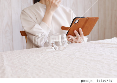 スマホを操作する女性 スマホを操作する女性 141397131