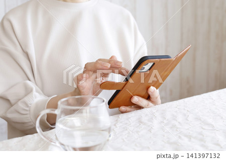 スマホを操作する女性 スマホを操作する女性 141397132