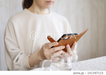 スマホを操作する女性 141397133
