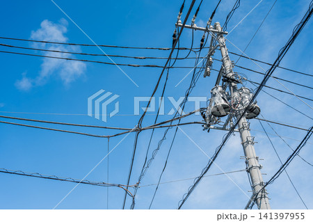 青空と電柱の柱上変圧器 青空と電柱の柱上変圧器 141397955