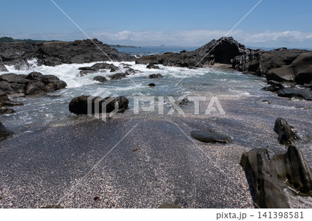 神奈川県 三浦市 の城ヶ島の海岸の磯の風景 141398581