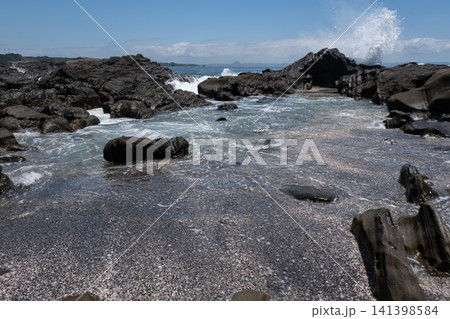 神奈川県 三浦市 の城ヶ島の海岸の磯に打ち寄せる波しぶき 神奈川県 三浦市 の城ヶ島の海岸の磯に打ち寄せる波しぶき 141398584