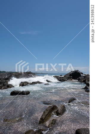 神奈川県 三浦市 の城ヶ島の海岸の磯の風景 神奈川県 三浦市 の城ヶ島の海岸の磯の風景 141398612