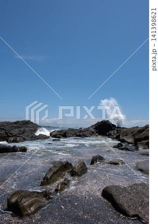 神奈川県 三浦市 の城ヶ島の海岸の磯に打ち寄せる波しぶき 神奈川県 三浦市 の城ヶ島の海岸の磯に打ち寄せる波しぶき 141398621