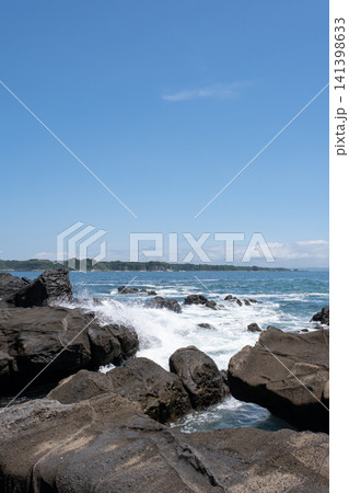 神奈川県 三浦市 の城ヶ島の海岸の磯の風景 神奈川県 三浦市 の城ヶ島の海岸の磯の風景 141398633